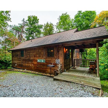 Peekaboo With Hot Tub, Pool Table, And Jacuzzi Villa Pigeon Forge Exterior photo