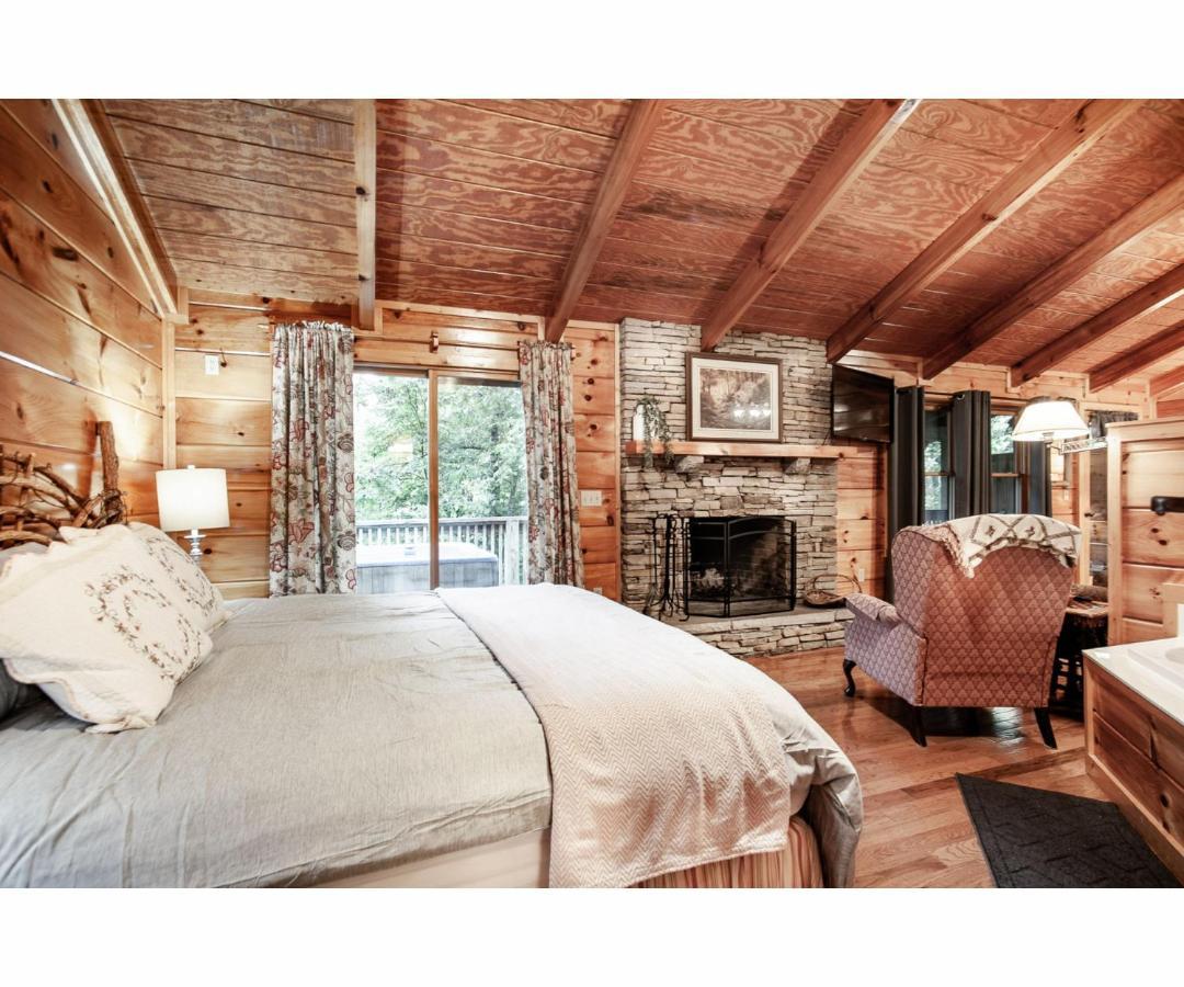 Peekaboo With Hot Tub, Pool Table, And Jacuzzi Villa Pigeon Forge Exterior photo