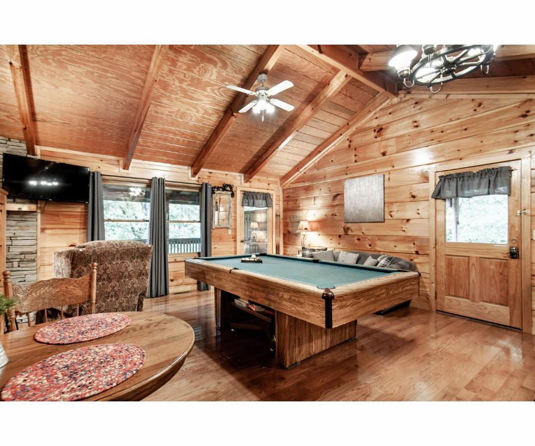 Peekaboo With Hot Tub, Pool Table, And Jacuzzi Villa Pigeon Forge Exterior photo