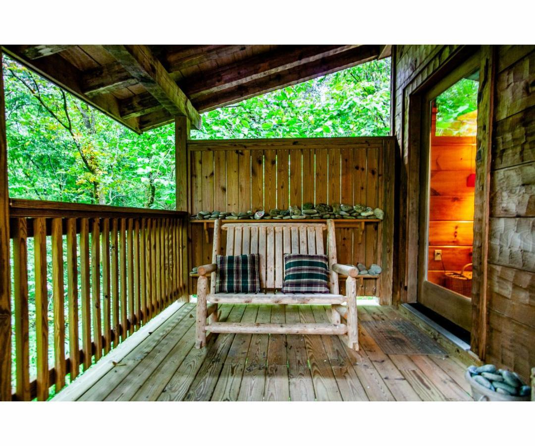 Peekaboo With Hot Tub, Pool Table, And Jacuzzi Villa Pigeon Forge Exterior photo