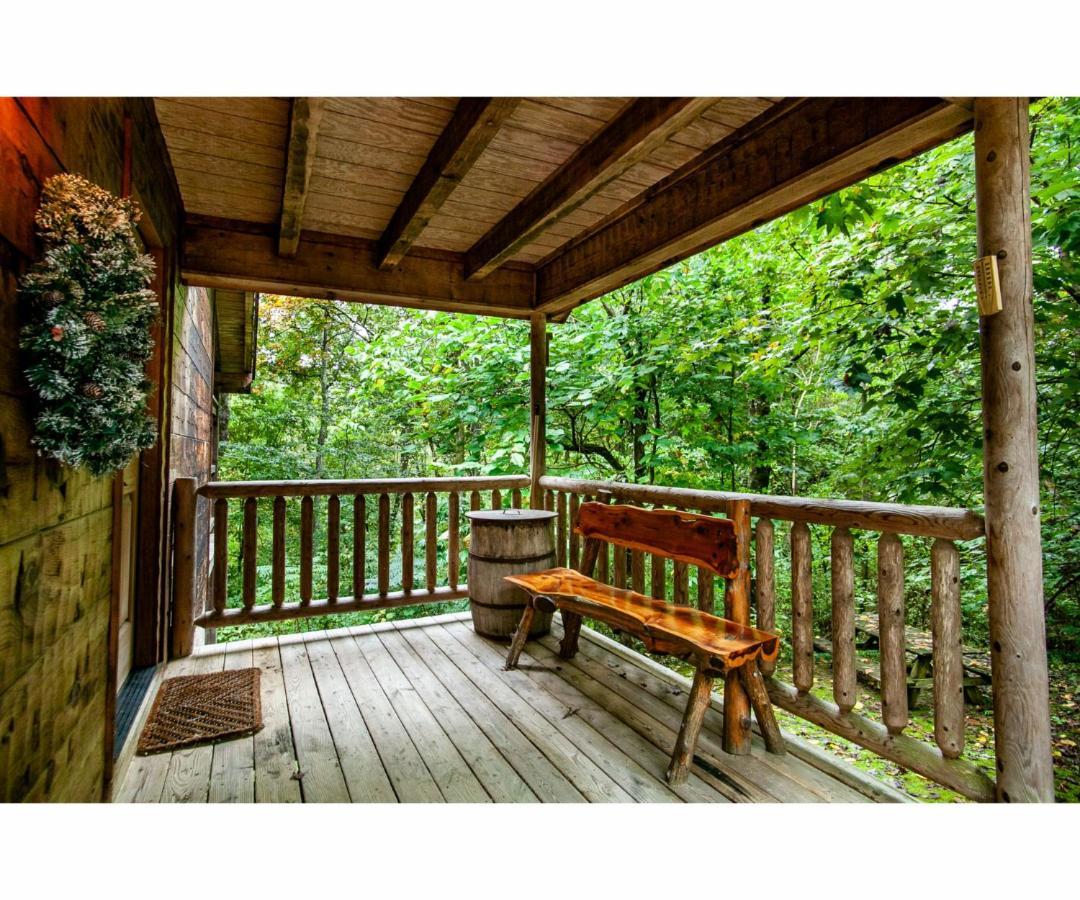 Peekaboo With Hot Tub, Pool Table, And Jacuzzi Villa Pigeon Forge Exterior photo