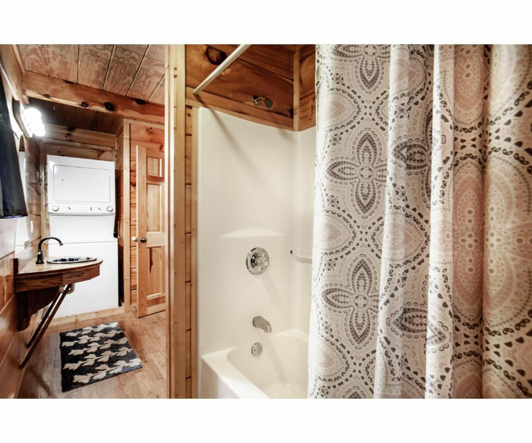 Peekaboo With Hot Tub, Pool Table, And Jacuzzi Villa Pigeon Forge Exterior photo