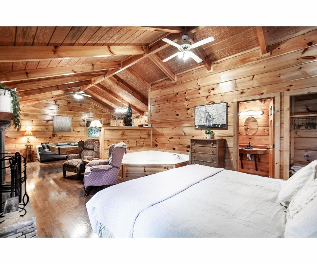 Peekaboo With Hot Tub, Pool Table, And Jacuzzi Villa Pigeon Forge Exterior photo