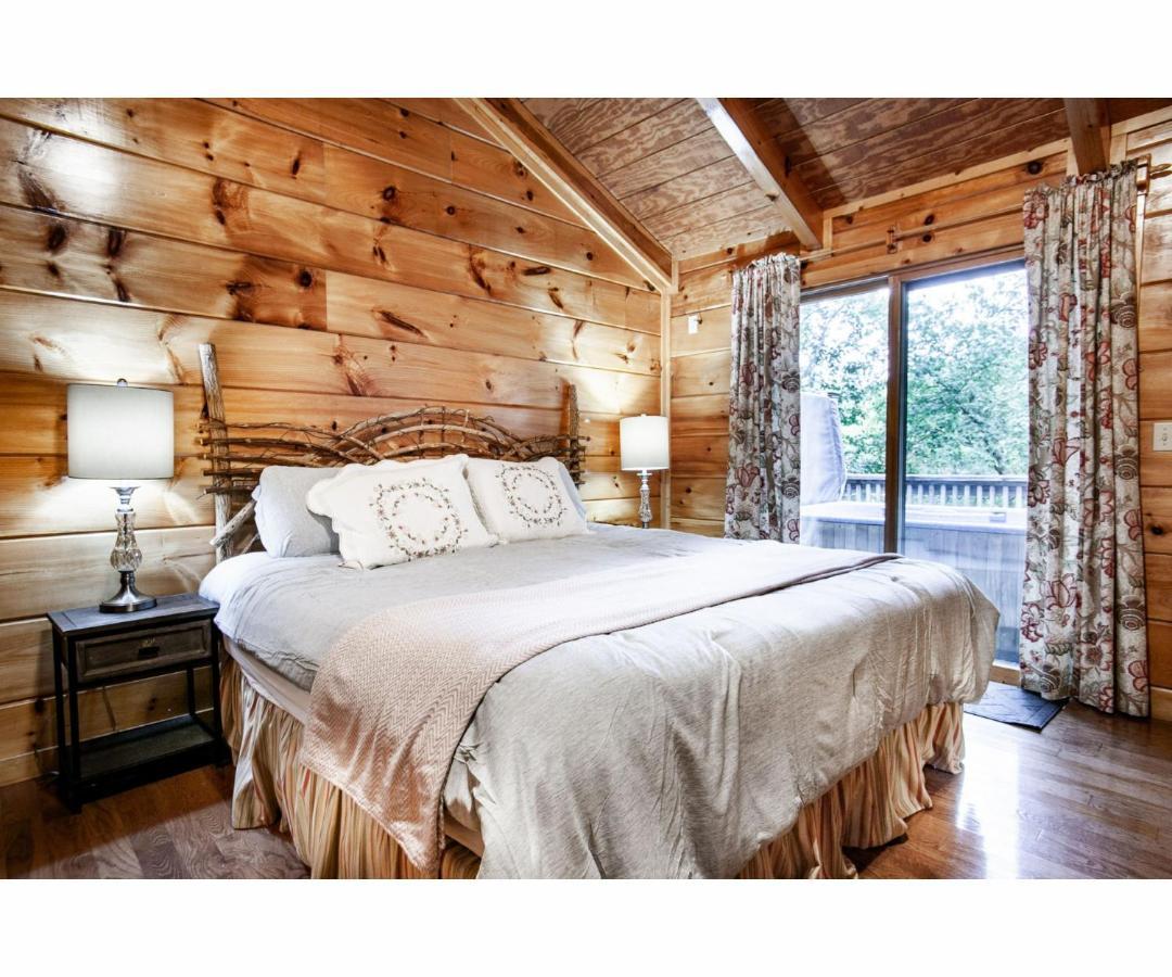 Peekaboo With Hot Tub, Pool Table, And Jacuzzi Villa Pigeon Forge Exterior photo