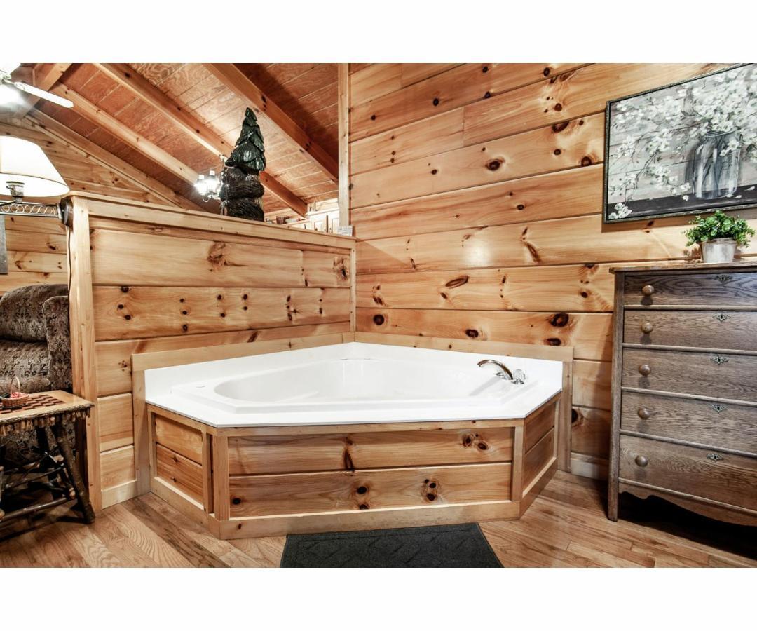 Peekaboo With Hot Tub, Pool Table, And Jacuzzi Villa Pigeon Forge Exterior photo