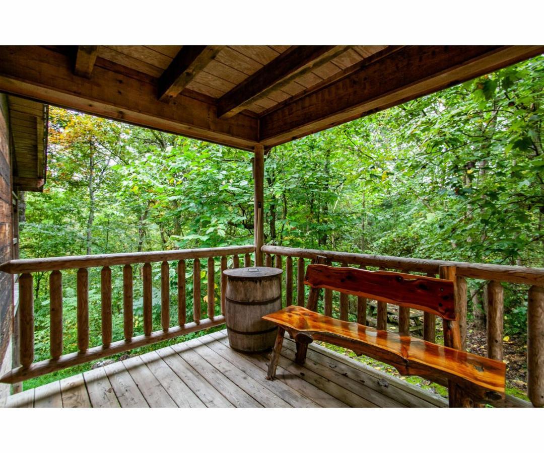 Peekaboo With Hot Tub, Pool Table, And Jacuzzi Villa Pigeon Forge Exterior photo