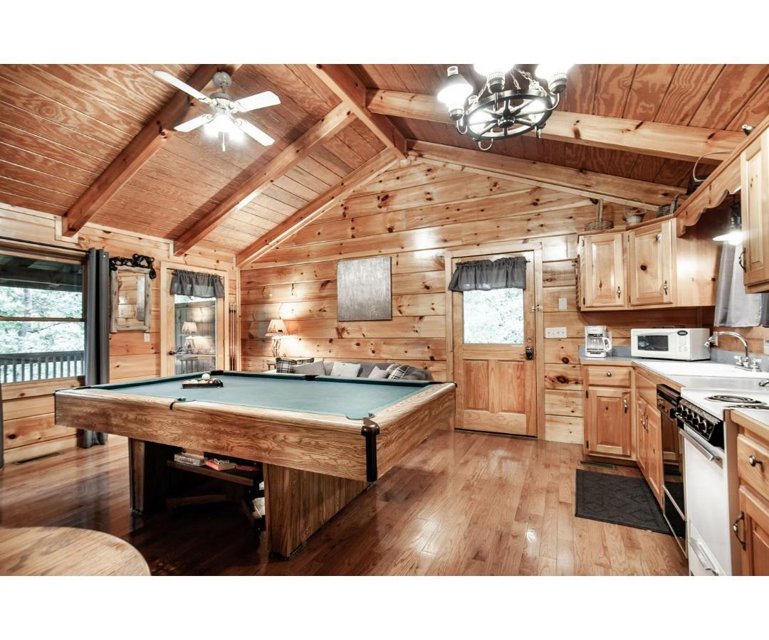 Peekaboo With Hot Tub, Pool Table, And Jacuzzi Villa Pigeon Forge Exterior photo